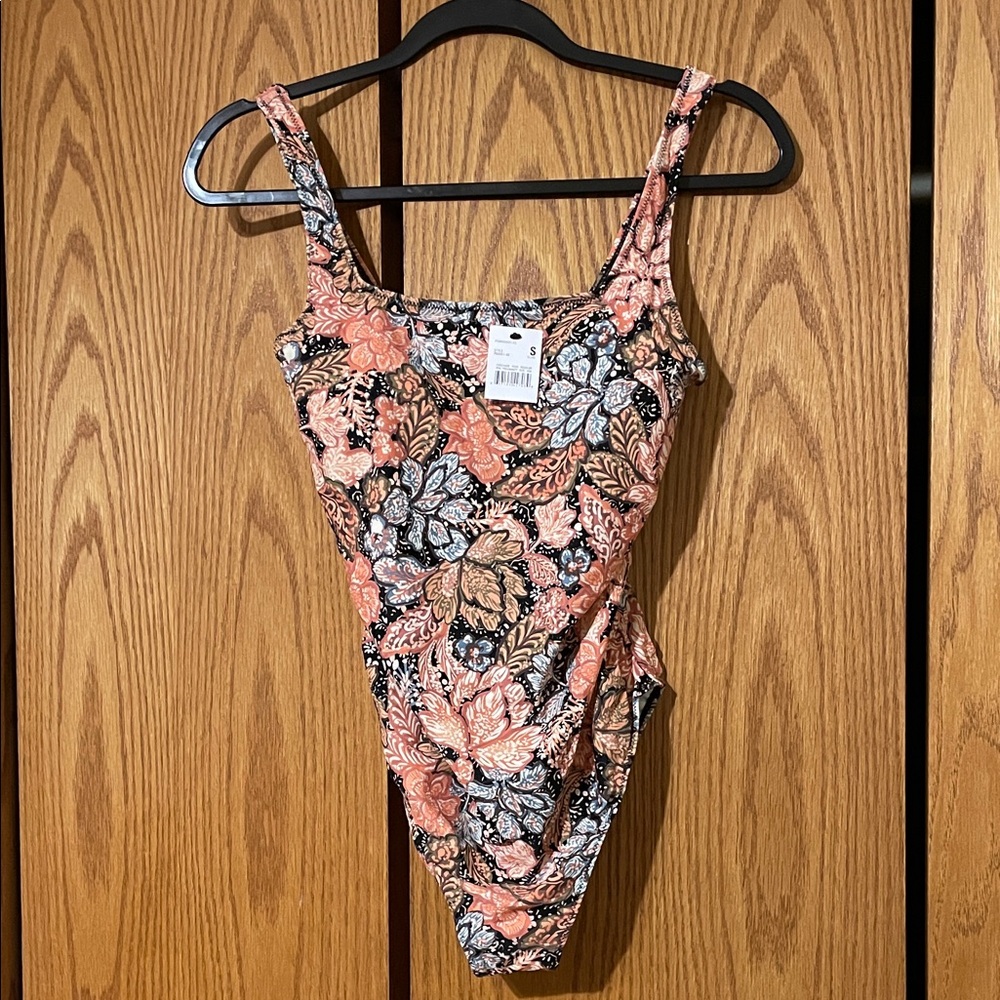 🎉HOST PICK 🎉Pea in the Pod Floral One Piece - Picture 2 of 9
